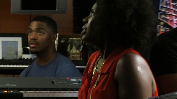 Two singers during the session